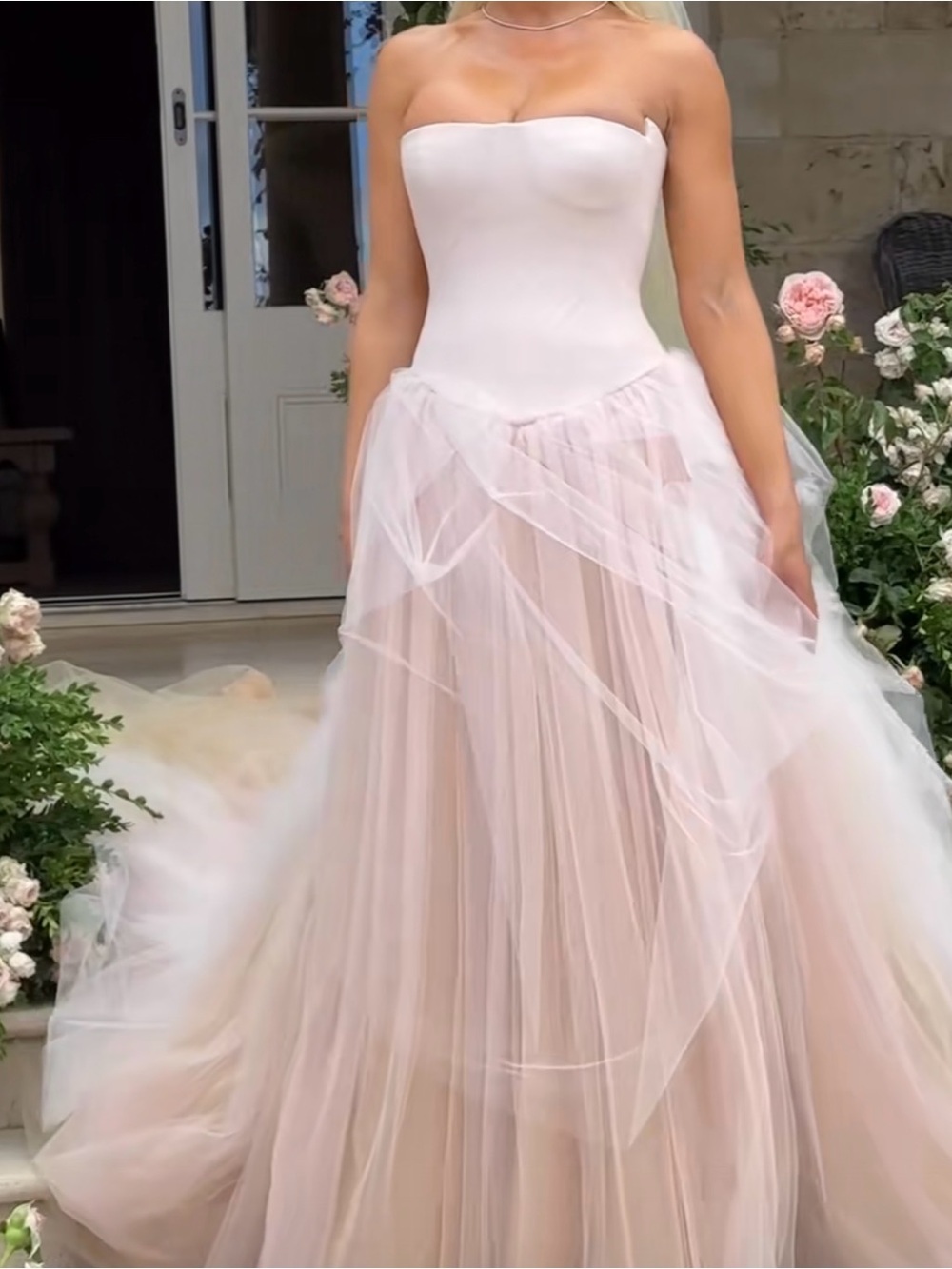 Pink Vera Wang wedding dress - Picture 3 of 8
